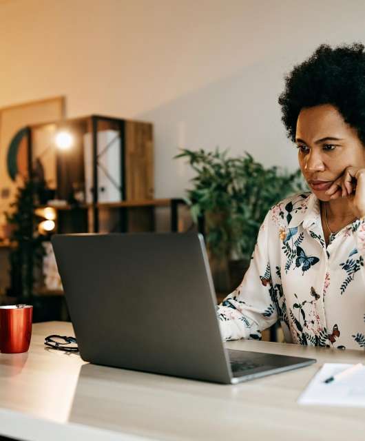 woman-concerned-on-laptop